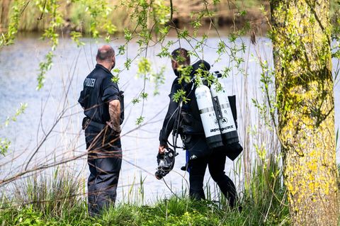 Zwei Polizeibeamte stehen an der Oste, sie suchen Arian