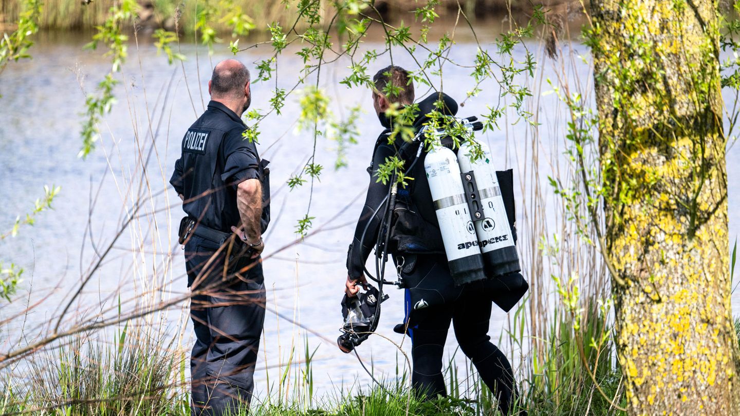 Zwei Polizeibeamte stehen an der Oste, sie suchen Arian