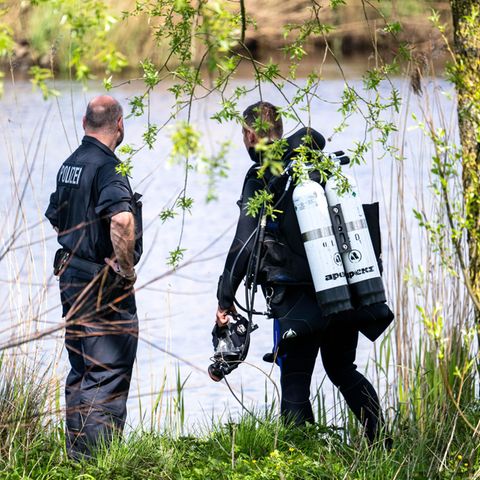 Zwei Polizeibeamte stehen an der Oste, sie suchen Arian