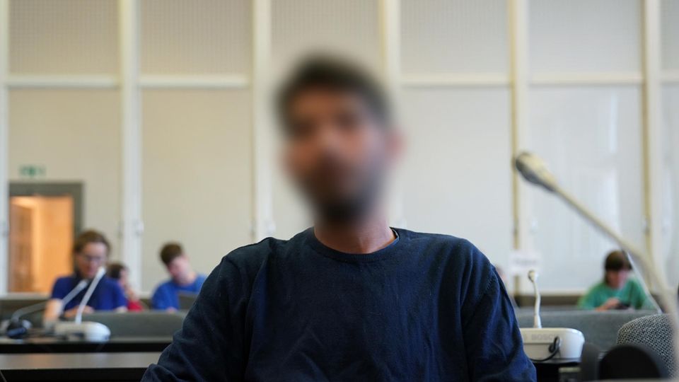 Der Angeklagte wegen einer Geiselnahme am Flughafen Hamburg sitzt im Gerichtssaal