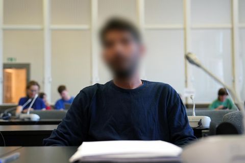 Der Angeklagte wegen einer Geiselnahme am Flughafen Hamburg sitzt im Gerichtssaal