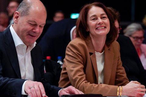 Katarina Barley, Spitzenkandidatin der SPD für die Europawahl neben Kanzler Scholz