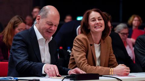 Katarina Barley, Spitzenkandidatin der SPD für die Europawahl neben Kanzler Scholz