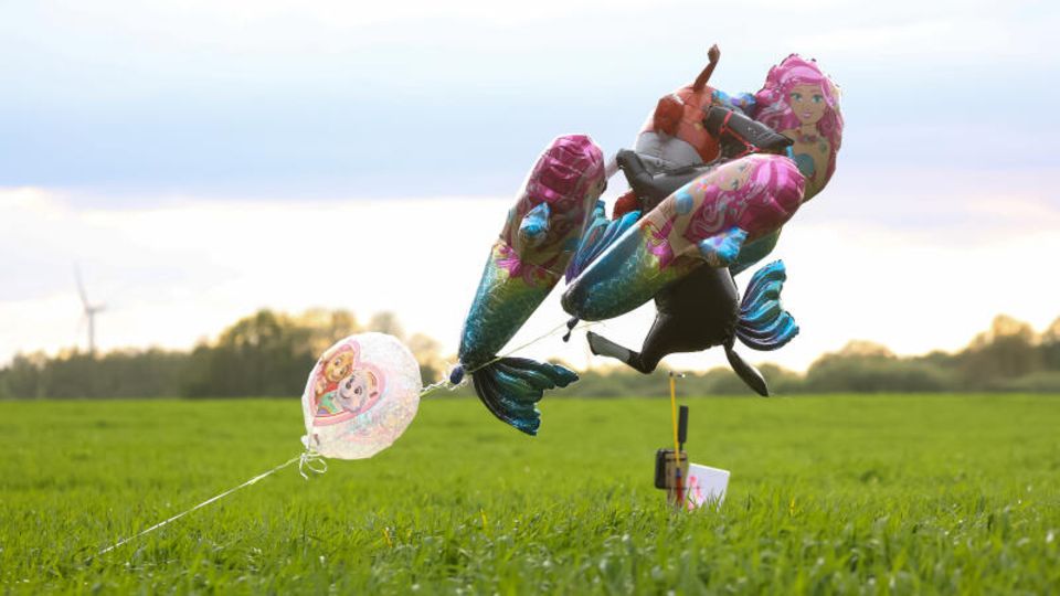 Luftballons sind bei der Suche nach Arian an einem Feld zu sehen