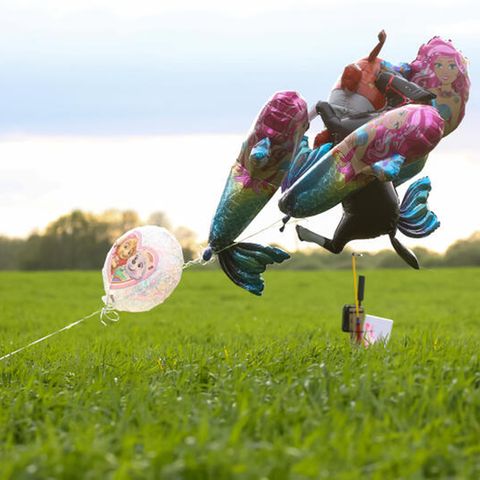 Luftballons sind bei der Suche nach Arian an einem Feld zu sehen