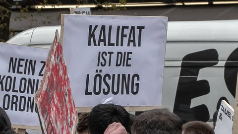 Ein Schild bei einer Demonstration: "Kalifat ist die Lösung"
