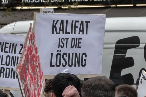 Ein Schild bei einer Demonstration: "Kalifat ist die Lösung"