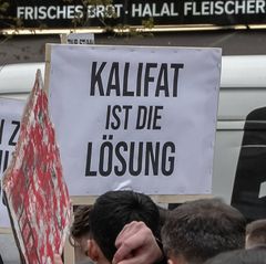 Ein Schild bei einer Demonstration: "Kalifat ist die Lösung"