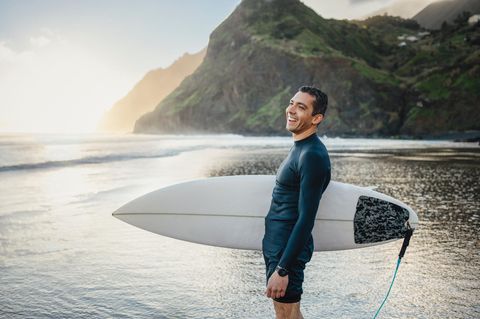 Surfer in Portugal am Strand