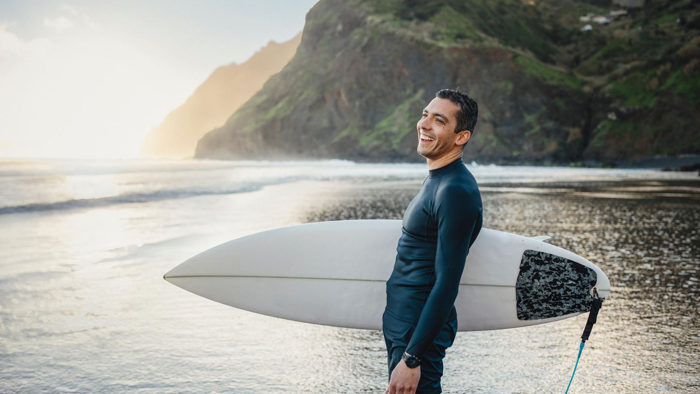 Surfer in Portugal am Strand