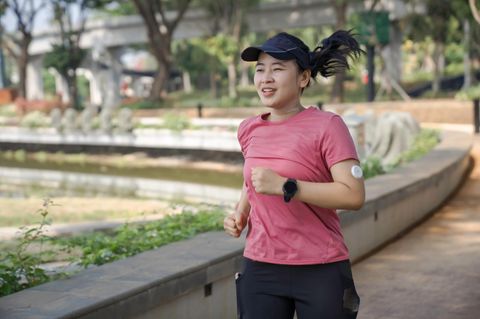 Ausdauersport: Joggerin trägt einen kleinen, weißen Glucose-Sensor am Arm