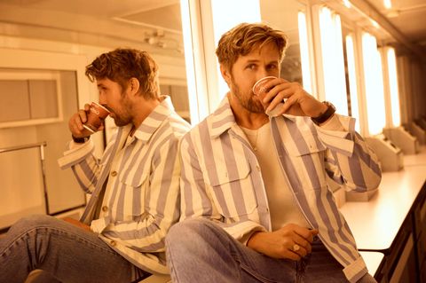 Ryan Gosling trinkt aus einem Pappbecher