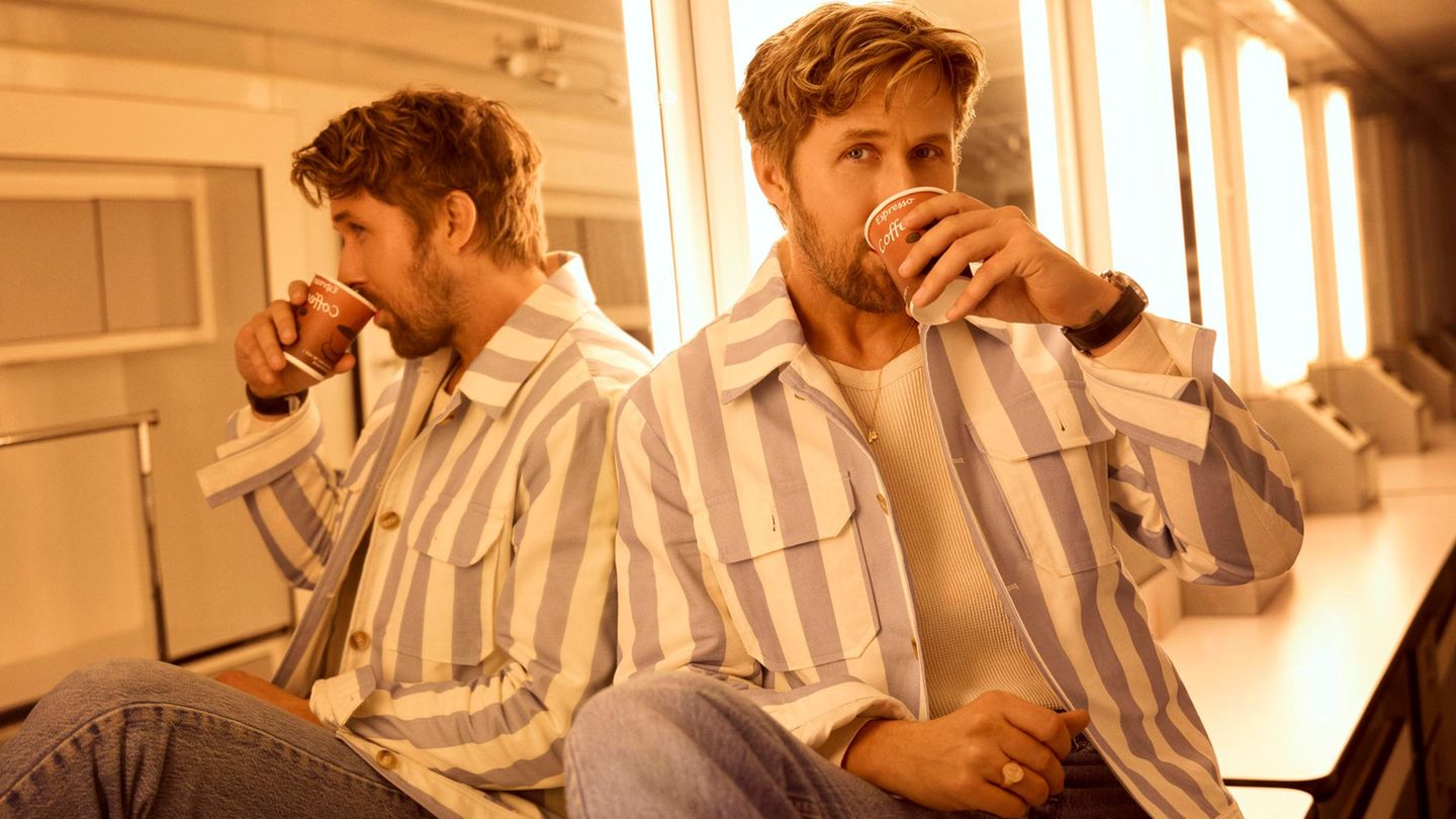 Ryan Gosling trinkt aus einem Pappbecher Ryan Gosling trinkt aus einem Pappbecher