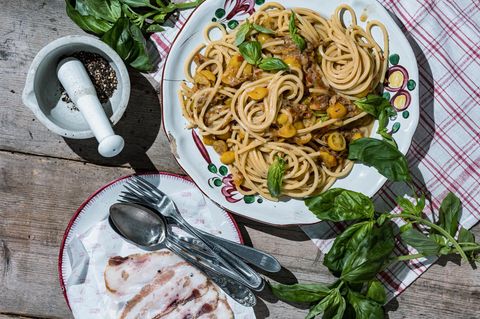 Spaghetti alla Chitarrac angerichtet auf einem Tisch