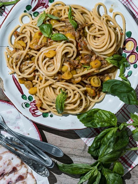 Spaghetti alla Chitarrac angerichtet auf einem Tisch