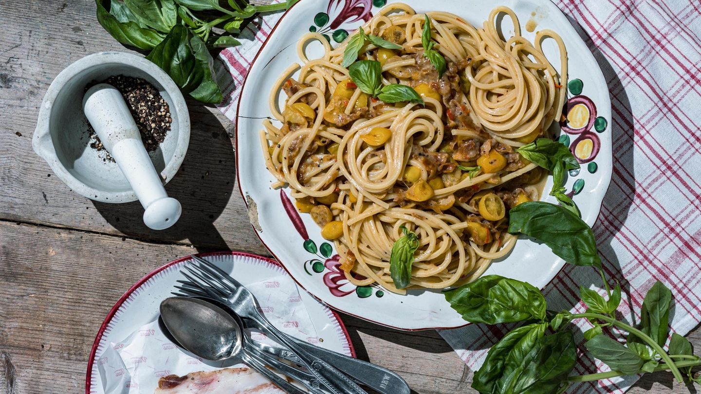 Spaghetti alla Chitarrac angerichtet auf einem Tisch Spaghetti alla Chitarrac angerichtet auf einem Tisch