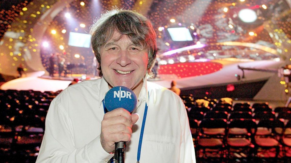 Der Fernsehmoderator Peter Urban 2003 beim ESC in Riga