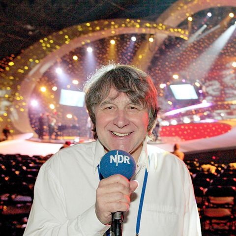 Der Fernsehmoderator Peter Urban 2003 beim ESC in Riga
