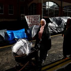 Flüchtlingszelte vor der irischen Einwanderungsbehörde in Dublin. Wegen der Wohnungskrise in Irland finden die Behörden kaum Plätze für Migranten.