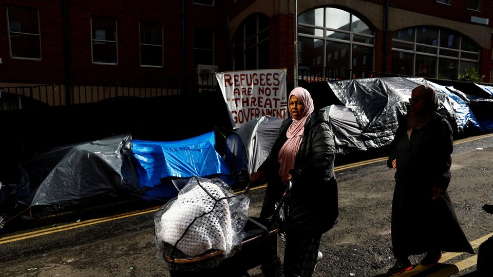 Flüchtlingszelte vor der irischen Einwanderungsbehörde in Dublin. Wegen der Wohnungskrise in Irland finden die Behörden kaum Plätze für Migranten.