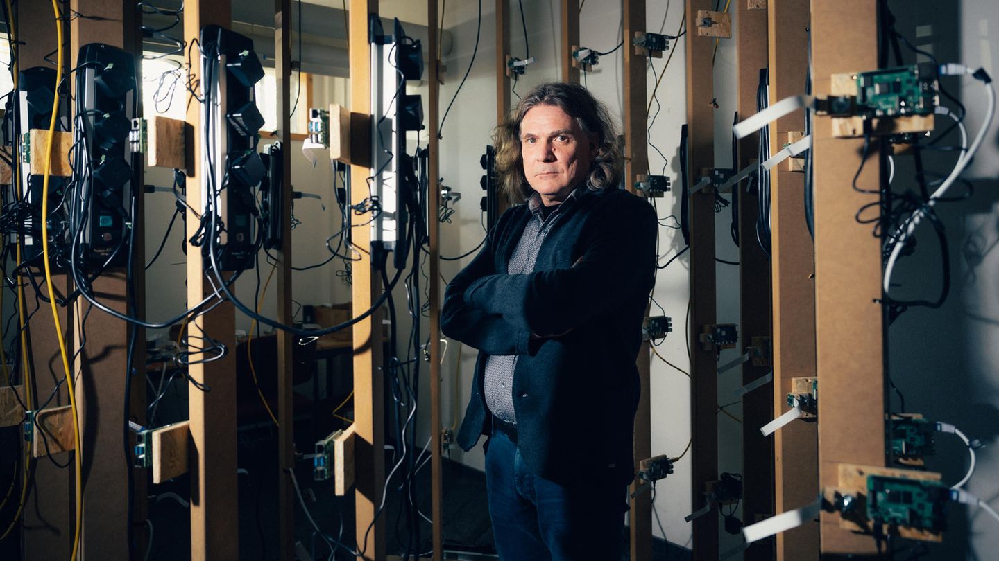 Portrait Prof. Dirk Labudde in einem Gerät zur 3D-Vermessung des menschlichen Körpers, Hochschule Mittweida, Fachgurppe Forensik