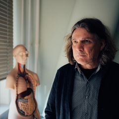 Portrait des Datenforensikers Prof. Dirk Labudde mit einem Model eines Menschlichen Körpers
