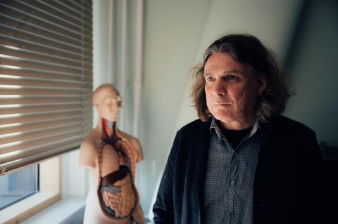 Portrait des Datenforensikers Prof. Dirk Labudde mit einem Model eines Menschlichen Körpers