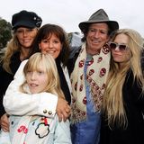 Keith Richards' Muse: seine Tochter Angela  Wer mit "Angie" gemeint sein könnte, darüber wird spekuliert, seit die Rolling Stones diese Ballade 1973 veröffentlichten. Fest steht: Angela Merkel, die den Song bei ihren Auftritten spielen ließ, war es nicht – die Stones distanzierten sich sogar verärgert von der Nutzung durch die CDU. Ursprünglich vermutete man Angela Bowie hinter dem Text, Mick Jagger soll ihr nach einer Liebesnacht mit ihr und ihrem Ehemann David Bowie geschrieben haben. Allerdings war es Keith Richards, der den Song schrieb, dessen ursprünglicher Titel "Anita" lautete – nach seiner langjährigen Lebensgefährtin Anita Pallenberg. Weil die drei Silben nicht zum Rhythmus passten, wurde "Angie" daraus, nach der Tochter der beiden. Es war nicht das erste Stück, das seine Entstehung einem Stones-Kind verdankt: Die Ballade "Wild Horses" hatte Richards für seinen neugeborenen Sohn Marlon geschrieben. Das Bild zeigt Richards mit Ehefrau Patti, Tochter Angela mit Enkelin Ella im Arm und Tochter Theodora (v.l.).