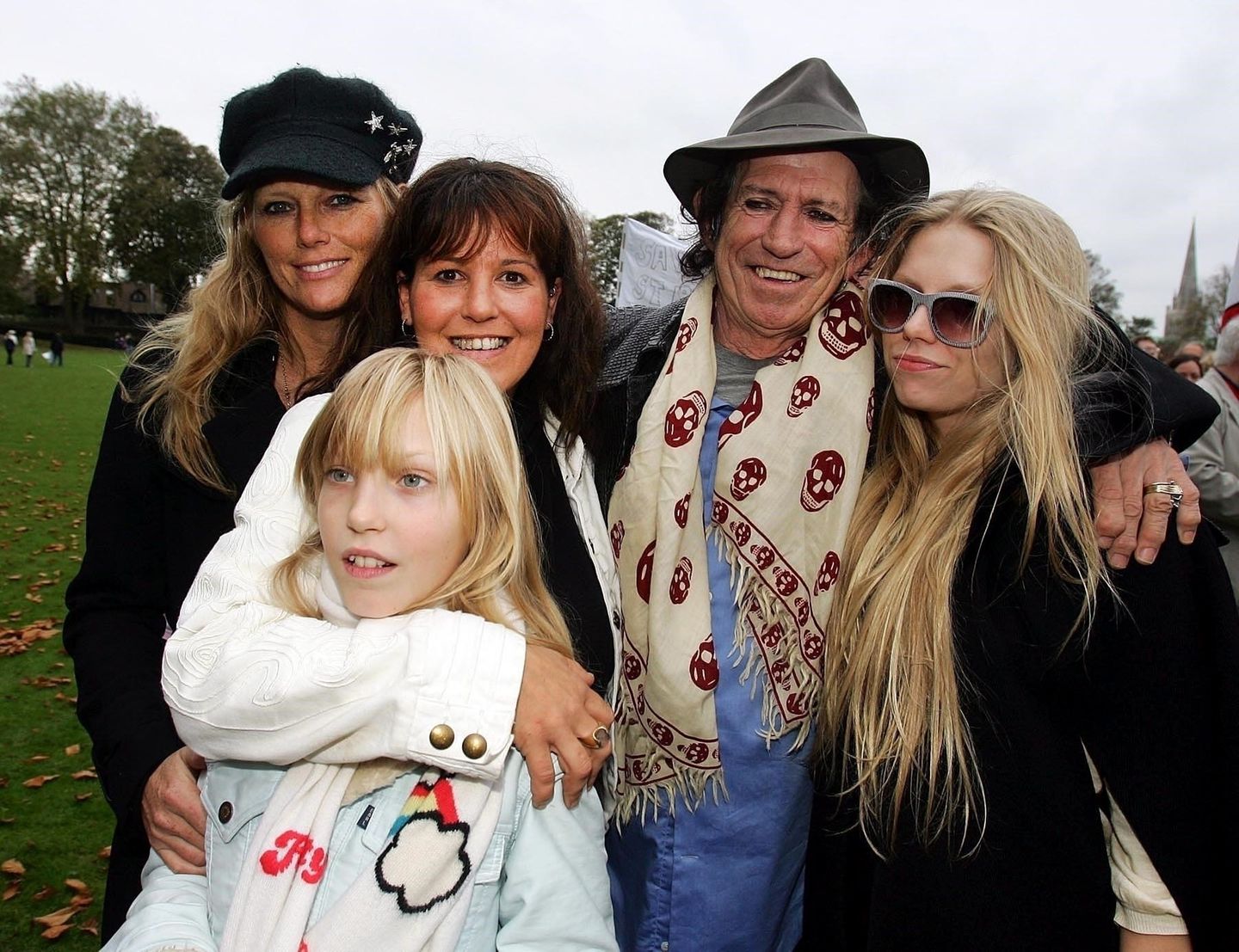 Pop: Keith Richards' Muse: seine Tochter Angela Wer mit "Angie" gemeint sein könnte, darüber wird spekuliert, seit die Rolling Stones diese Ballade 1973 veröffentlichten. Fest steht: Angela Merkel, die den Song bei ihren Auftritten spielen ließ, war es nicht – die Stones distanzierten sich sogar verärgert von der Nutzung durch die CDU. Ursprünglich vermutete man Angela Bowie hinter dem Text, Mick Jagger soll ihr nach einer Liebesnacht mit ihr und ihrem Ehemann David Bowie geschrieben haben. Allerdings war es Keith Richards, der den Song schrieb, dessen ursprünglicher Titel "Anita" lautete – nach seiner langjährigen Lebensgefährtin Anita Pallenberg. Weil die drei Silben nicht zum Rhythmus passten, wurde "Angie" daraus, nach der Tochter der beiden. Es war nicht das erste Stück, das seine Entstehung einem Stones-Kind verdankt: Die Ballade "Wild Horses" hatte Richards für seinen neugeborenen Sohn Marlon geschrieben. Das Bild zeigt Richards mit Ehefrau Patti, Tochter Angela mit Enkelin Ella im Arm und Tochter Theodora (v.l.). Keith Richards' Muse: seine Tochter Angela Wer mit "Angie" gemeint sein könnte, darüber wird spekuliert, seit die Rolling Stones diese Ballade 1973 veröffentlichten. Fest steht: Angela Merkel, die den Song bei ihren Auftritten spielen ließ, war es nicht – die Stones distanzierten sich sogar verärgert von der Nutzung durch die CDU. Ursprünglich vermutete man Angela Bowie hinter dem Text, Mick Jagger soll ihr nach einer Liebesnacht mit ihr und ihrem Ehemann David Bowie geschrieben haben. Allerdings war es Keith Richards, der den Song schrieb, dessen ursprünglicher Titel "Anita" lautete – nach seiner langjährigen Lebensgefährtin Anita Pallenberg. Weil die drei Silben nicht zum Rhythmus passten, wurde "Angie" daraus, nach der Tochter der beiden. Es war nicht das erste Stück, das seine Entstehung einem Stones-Kind verdankt: Die Ballade "Wild Horses" hatte Richards für seinen neugeborenen Sohn Marlon geschrieben. Das Bild zeigt Richards mit Ehefrau Patti, Tochter Angela mit Enkelin Ella im Arm und Tochter Theodora (v.l.).