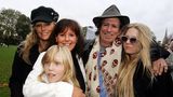 Keith Richards' Muse: seine Tochter Angela  Wer mit "Angie" gemeint sein könnte, darüber wird spekuliert, seit die Rolling Stones diese Ballade 1973 veröffentlichten. Fest steht: Angela Merkel, die den Song bei ihren Auftritten spielen ließ, war es nicht – die Stones distanzierten sich sogar verärgert von der Nutzung durch die CDU. Ursprünglich vermutete man Angela Bowie hinter dem Text, Mick Jagger soll ihr nach einer Liebesnacht mit ihr und ihrem Ehemann David Bowie geschrieben haben. Allerdings war es Keith Richards, der den Song schrieb, dessen ursprünglicher Titel "Anita" lautete – nach seiner langjährigen Lebensgefährtin Anita Pallenberg. Weil die drei Silben nicht zum Rhythmus passten, wurde "Angie" daraus, nach der Tochter der beiden. Es war nicht das erste Stück, das seine Entstehung einem Stones-Kind verdankt: Die Ballade "Wild Horses" hatte Richards für seinen neugeborenen Sohn Marlon geschrieben. Das Bild zeigt Richards mit Ehefrau Patti, Tochter Angela mit Enkelin Ella im Arm und Tochter Theodora (v.l.).