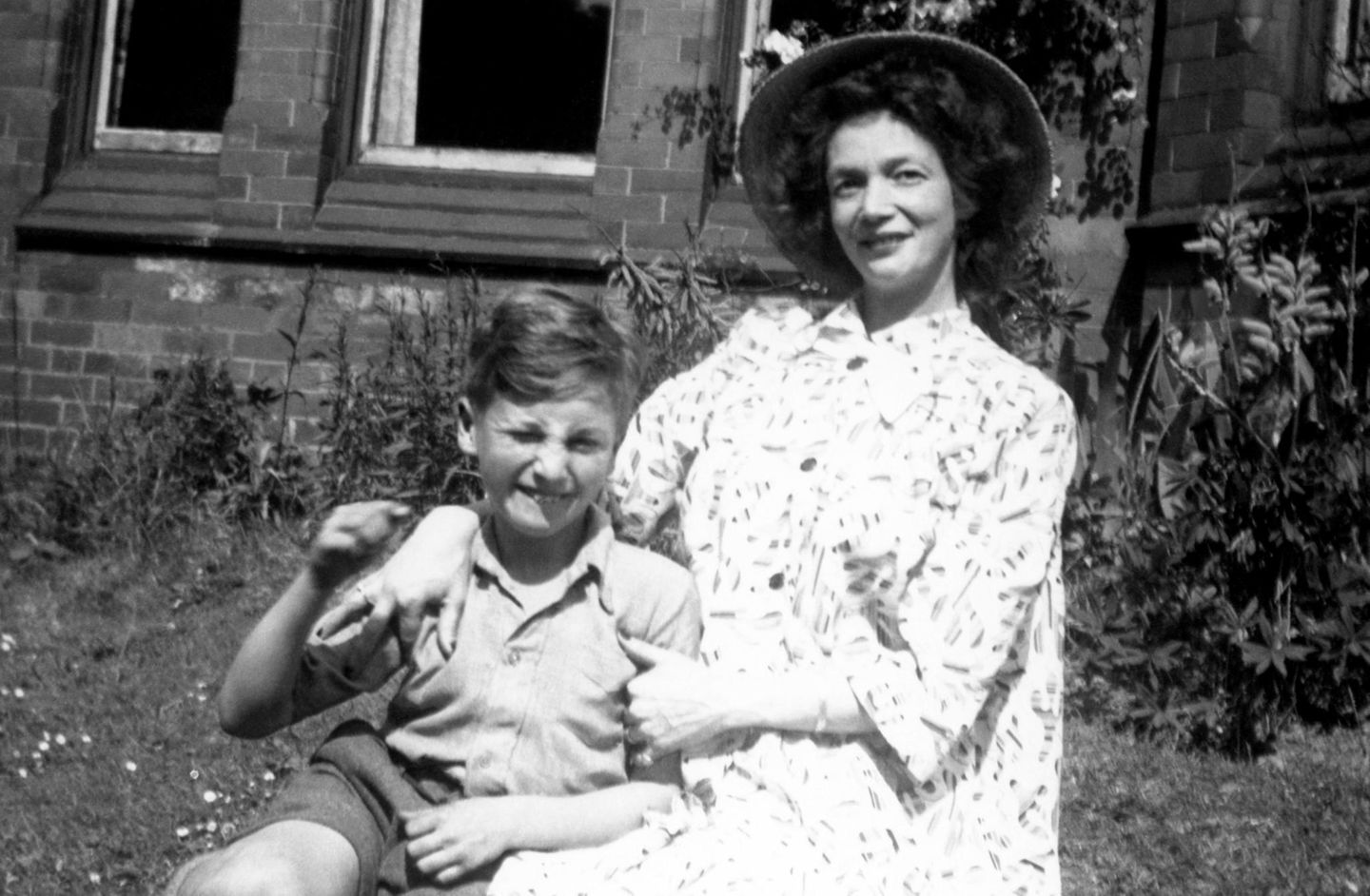 Altes Familienbild von John Lennon und seiner Mutter Julia Altes Familienbild von John Lennon und seiner Mutter Julia