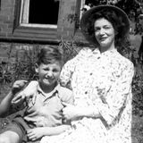 Altes Familienbild von John Lennon und seiner Mutter Julia
