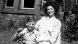 Altes Familienbild von John Lennon und seiner Mutter Julia