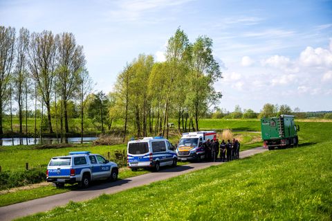 Einsatzfahrzeuge stehen am Deich an der Oste auf der Suche nach Arian
