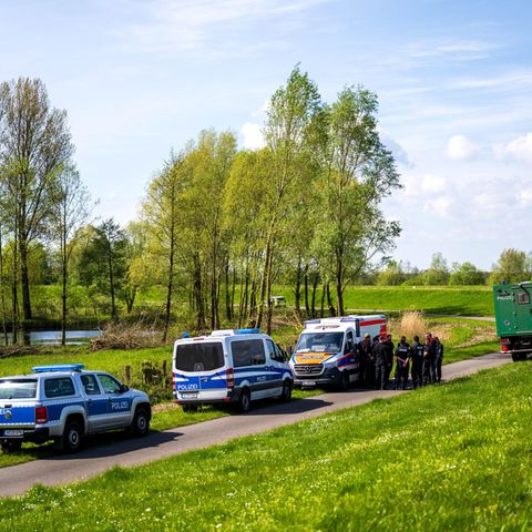 Einsatzfahrzeuge stehen am Deich an der Oste auf der Suche nach Arian