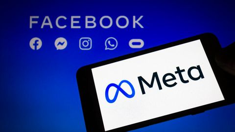 Das Logo von Meta auf einem Smartphone, im Hintergrund die Logos von Facebook, Messenger, Instagram, Whatsapp und Oculus