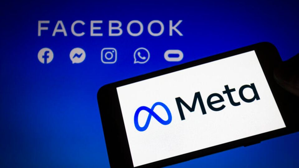 Das Logo von Meta auf einem Smartphone, im Hintergrund die Logos von Facebook, Messenger, Instagram, Whatsapp und Oculus