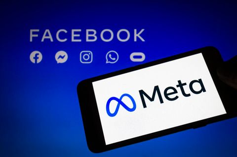 Das Logo von Meta auf einem Smartphone, im Hintergrund die Logos von Facebook, Messenger, Instagram, Whatsapp und Oculus