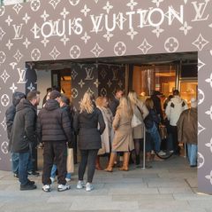 Menschenschlange vor Louis Vuitton-Geschäft