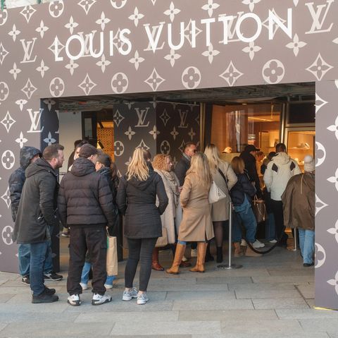 Menschenschlange vor Louis Vuitton-Geschäft