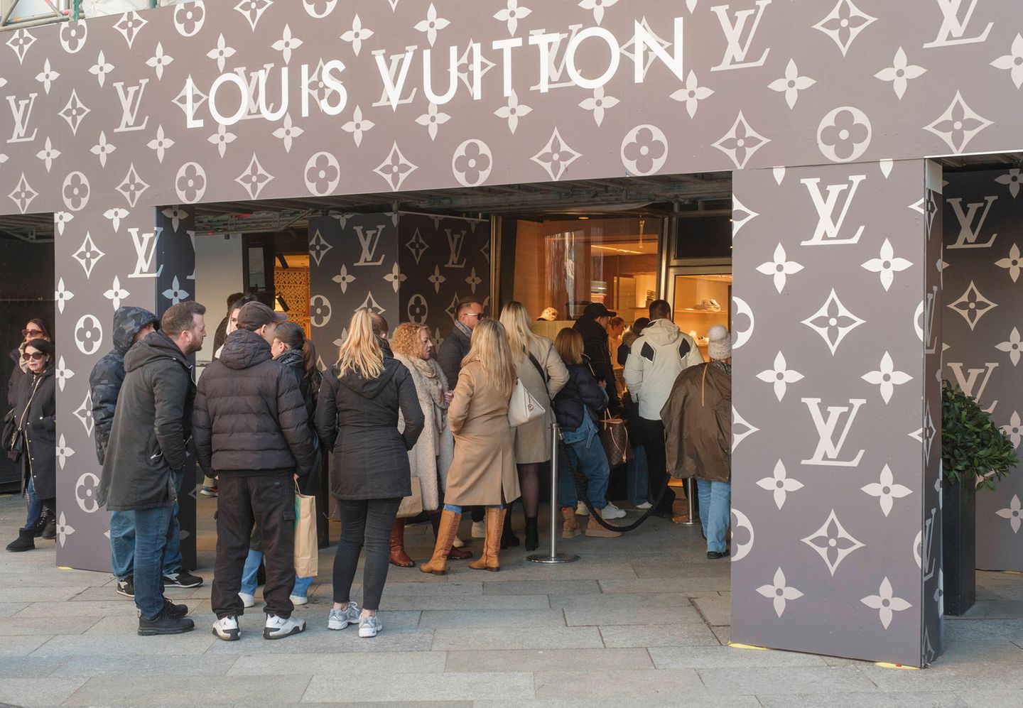 Menschenschlange vor Louis Vuitton-Geschäft