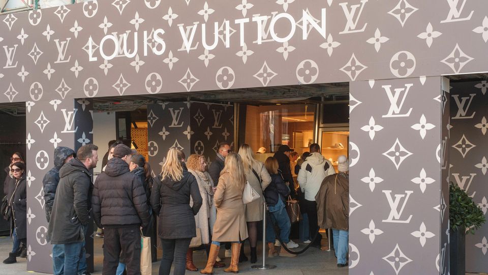 Menschenschlange vor Louis Vuitton-Geschäft