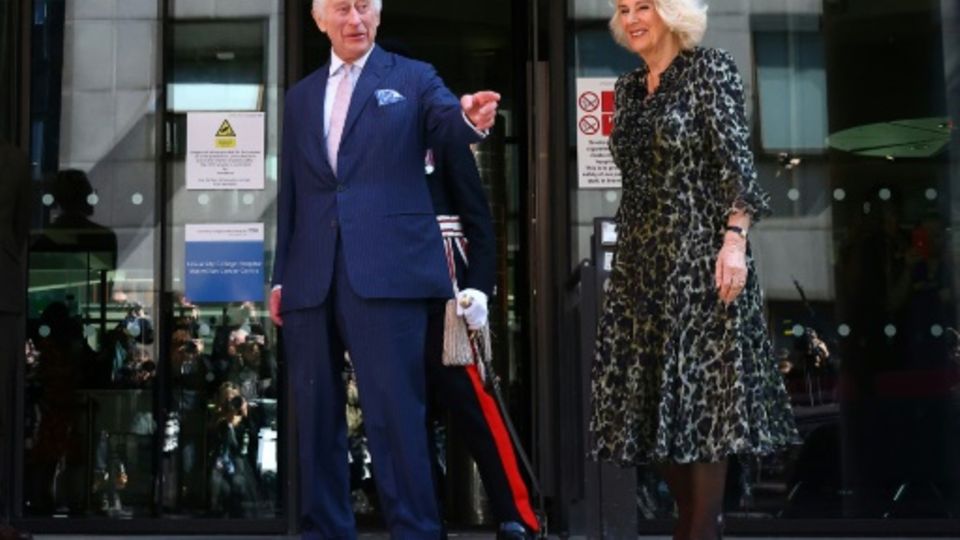 König Charles und Camilla vor dem Krebs-Zentrum