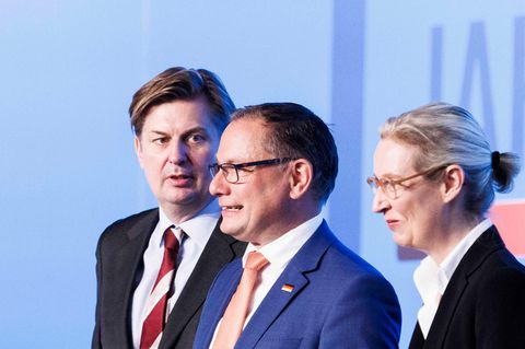 EU-Spitzenkandidat Maximilian Krah mit den AfD-Vorsitzenden Tino Chrupalla und Alice Weidel (von links) auf dem Parteitag in Magdeburg im Juli 2023. 