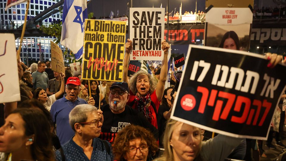 "Holt sie nach Hause, "Rettet sie vor Netanjahu" – Demonstranten in Tel Aviv verlangen einen Deal zur Rückkehr der Hamas-Geiseln aus dem Gazastreifen