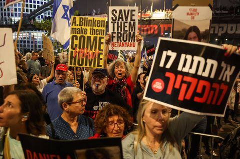 "Holt sie nach Hause, "Rettet sie vor Netanjahu" – Demonstranten in Tel Aviv verlangen einen Deal zur Rückkehr der Hamas-Geiseln aus dem Gazastreifen