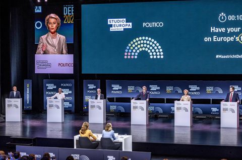 Acht Kandidatinnen und -Kandidaten, zwei Moderatorinnen und jede Menge Fragen: die erste Debatte zur Europawahl