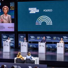 Acht Kandidatinnen und -Kandidaten, zwei Moderatorinnen und jede Menge Fragen: die erste Debatte zur Europawahl