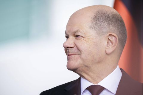 Bundeskanzler Scholz lächelt, laut einer Umfrage holt seine Partei auf
