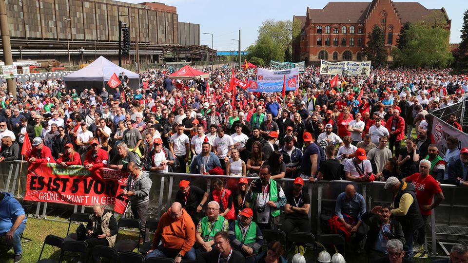 Rund 6000 bis 8000 Arbeiterinnen und Arbeiter füllten laut Polizeiangaben die Wiese vor dem Stahlwerk von Thyssen Krupp Steel
